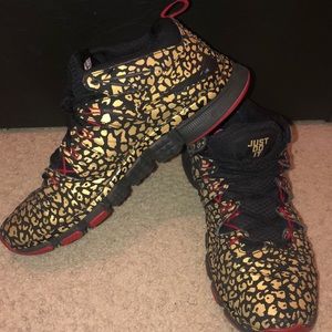 NIKE Mens Cheetah Black/Gold Fashion Sneakers